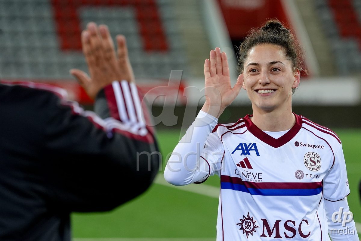 Schweiz: AXA Women's Super League 2025/26, FC Thun vs Servette FC Chenois Feminin - Stockhorn Arena, Thun: Elodie Nakkach (66 Servette FC) nach dem Spiel