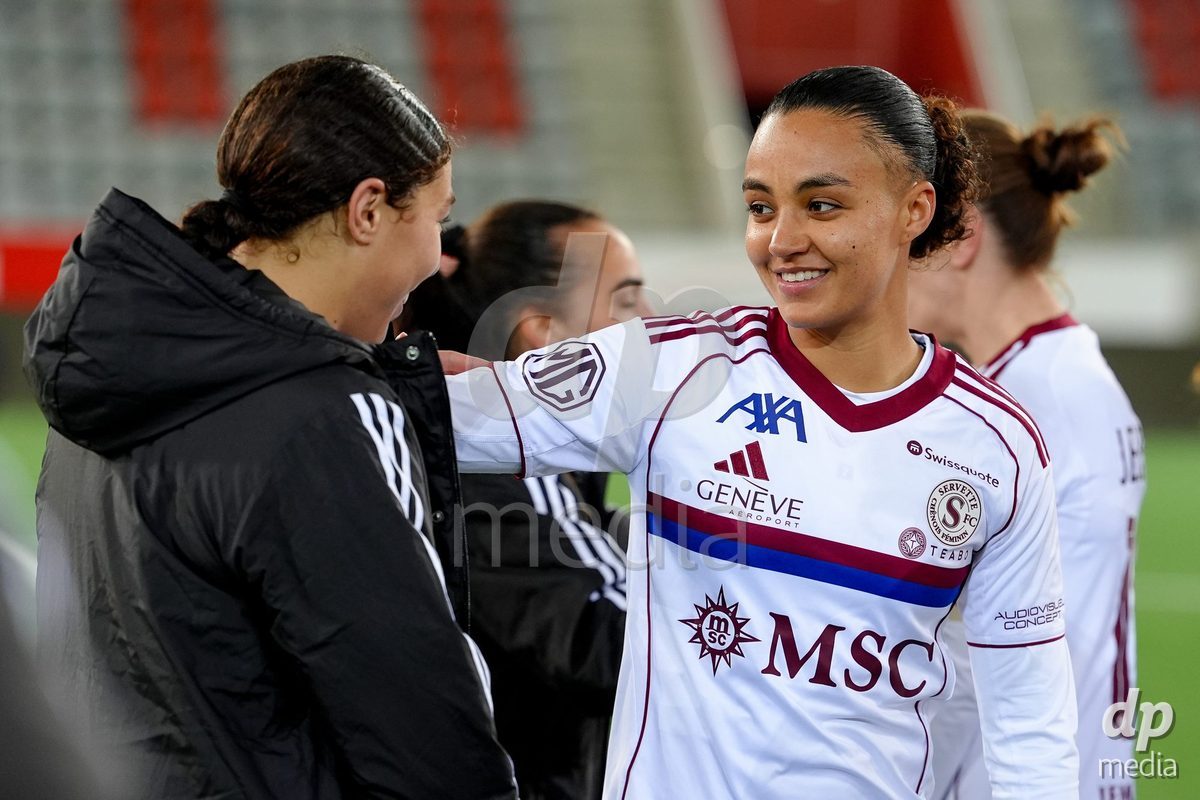 Schweiz: AXA Women's Super League 2025/26, FC Thun vs Servette FC Chenois Feminin - Stockhorn Arena, Thun: Maeva Stacy Salomon (7 Servette FC) nach dem Spiel mit Lea Magali Sergeant-huet (40 Servette FC)
