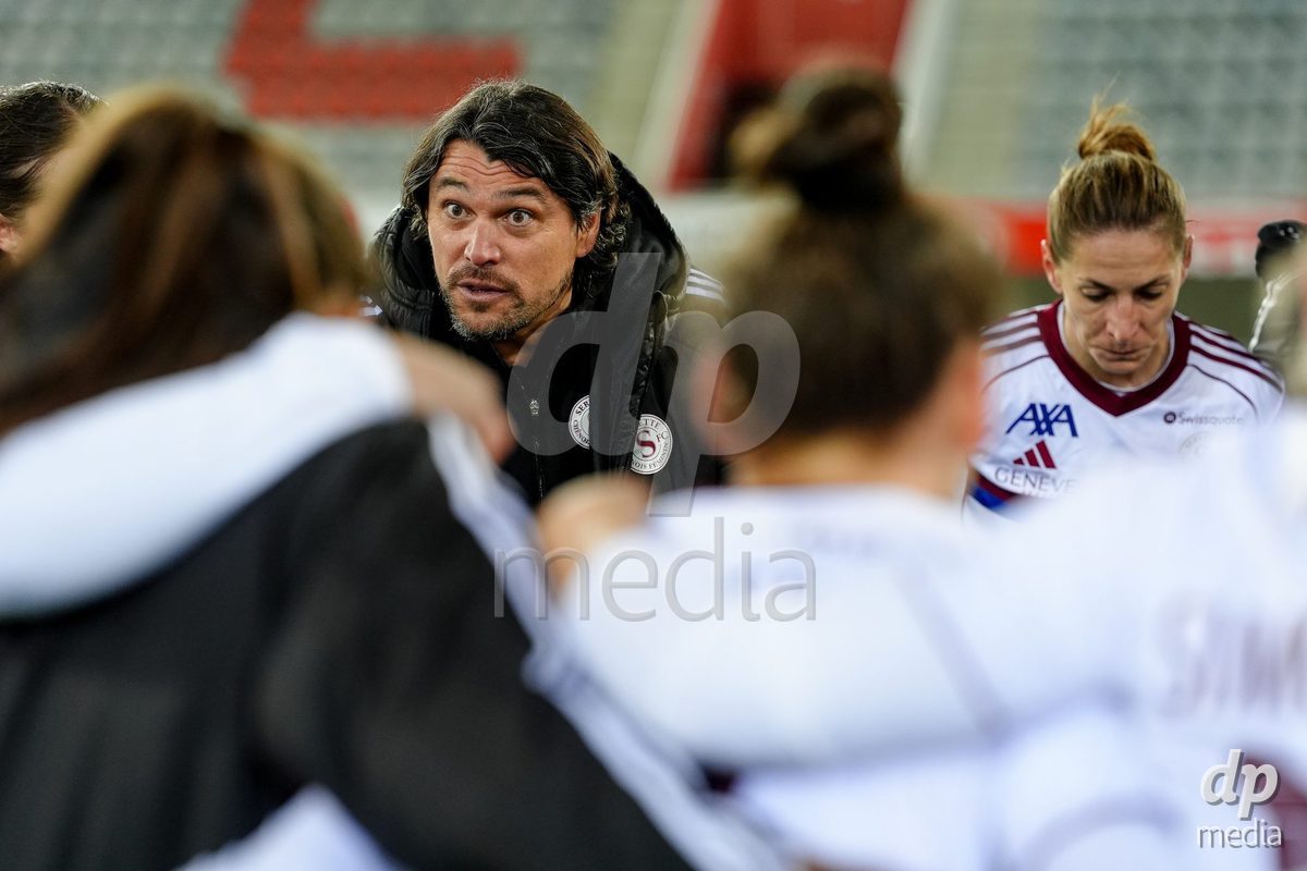 Schweiz: AXA Women's Super League 2025/26, FC Thun vs Servette FC Chenois Feminin - Stockhorn Arena, Thun: Cheftrainer Cristian Damian Toro (Servette FC) im Gespräch zu den Spielerinnen nach dem Spiel