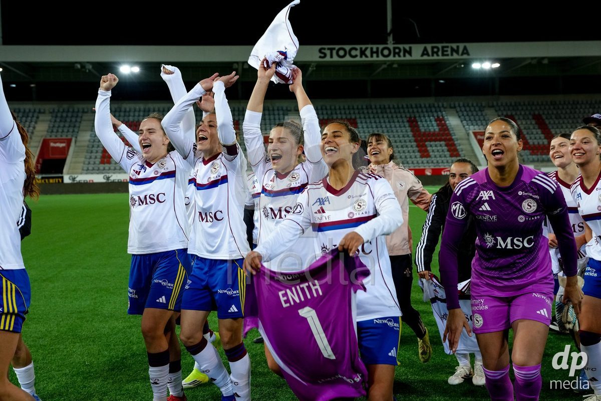 Schweiz: AXA Women's Super League 2025/26, FC Thun vs Servette FC Chenois Feminin - Stockhorn Arena, Thun: Die Spielerinnen des FC Servette feiern den Sieg nach dem Spiel gegen FC Thun