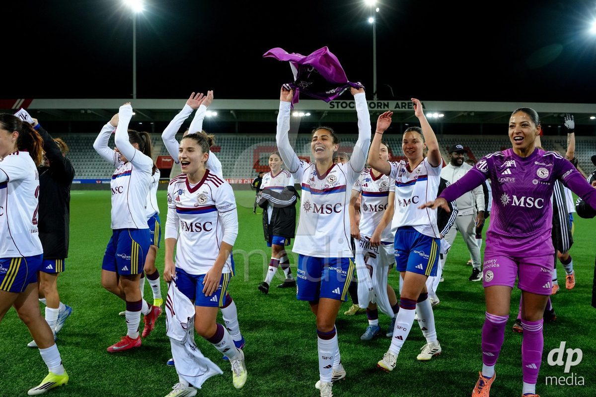Schweiz: AXA Women's Super League 2025/26, FC Thun vs Servette FC Chenois Feminin - Stockhorn Arena, Thun: Die Spielerinnen des FC Servette feiern den Sieg nach dem Spiel gegen FC Thun