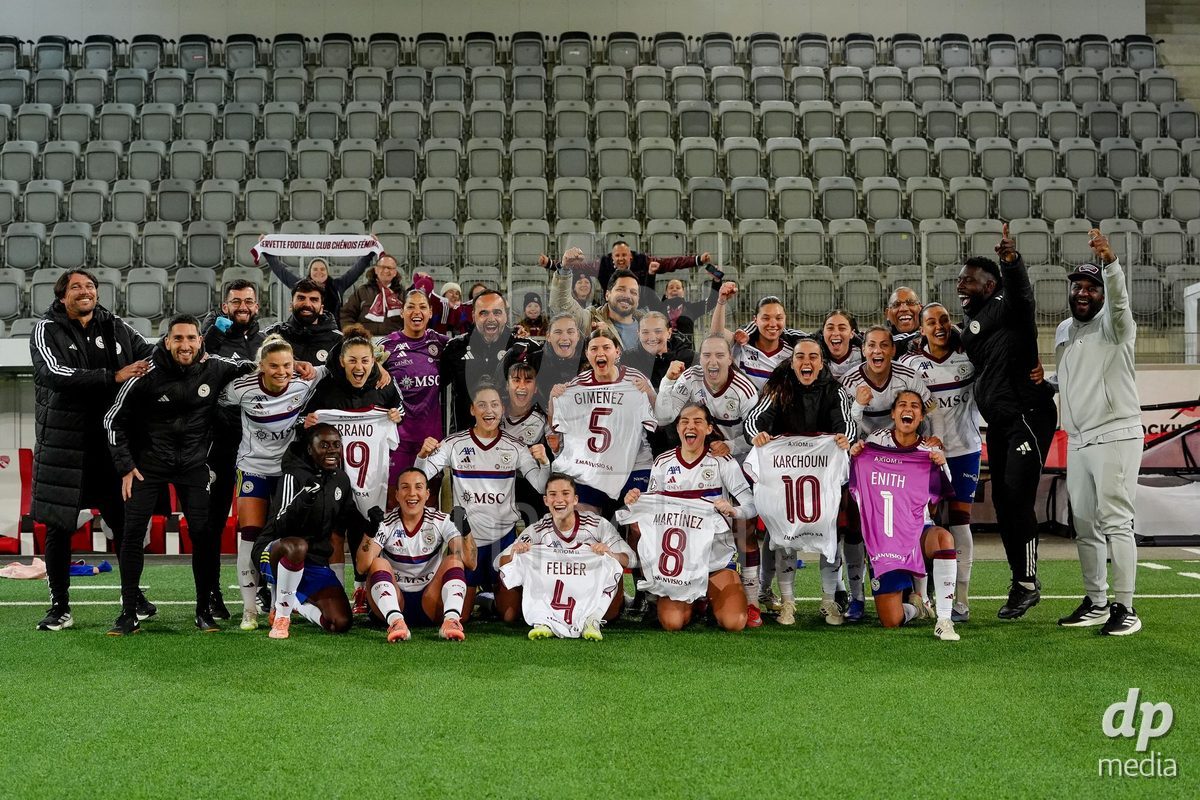 Schweiz: AXA Women's Super League 2025/26, FC Thun vs Servette FC Chenois Feminin - Stockhorn Arena, Thun: Teamfoto nach dem Spiel von FC Servette
