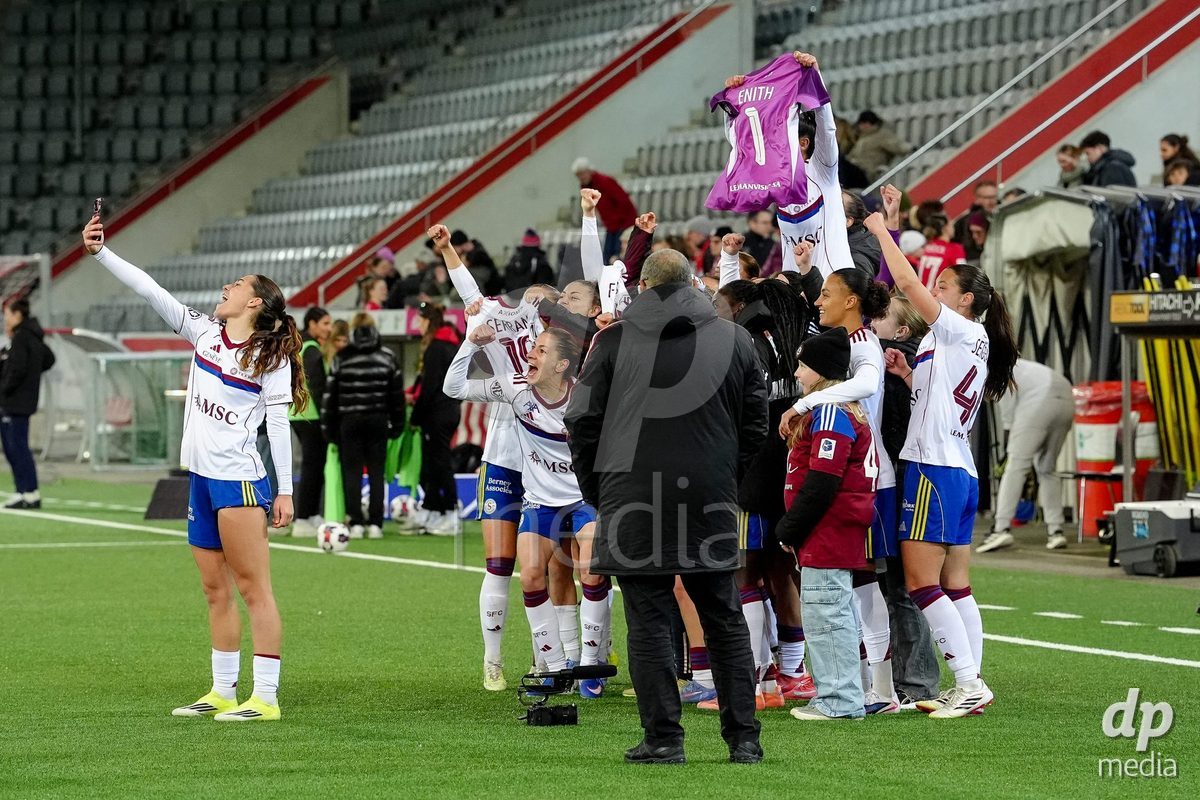 Schweiz: AXA Women's Super League 2025/26, FC Thun vs Servette FC Chenois Feminin - Stockhorn Arena, Thun: Die Spielerinnen des FC Servette feiern den Sieg nach dem Spiel gegen FC Thun