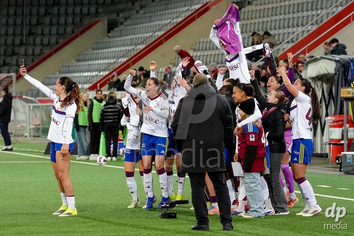 Schweiz: AXA Women's Super League 2025/26, FC Thun vs Servette FC Chenois Feminin - Stockhorn Arena, Thun: Die Spielerinnen des FC Servette feiern den Sieg nach dem Spiel gegen FC Thun