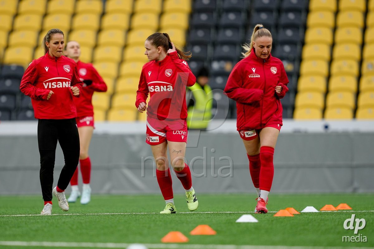Schweiz: AXA Women's Super League 2025/26, BSC YB Frauen vs FC Thun - Stadion Wankdorf, Bern: Simona Rumyanova Stefanova (8 Thun) mit Shenia Schmid (61 Thun) und Nina Schwendimann (2 Thun)
