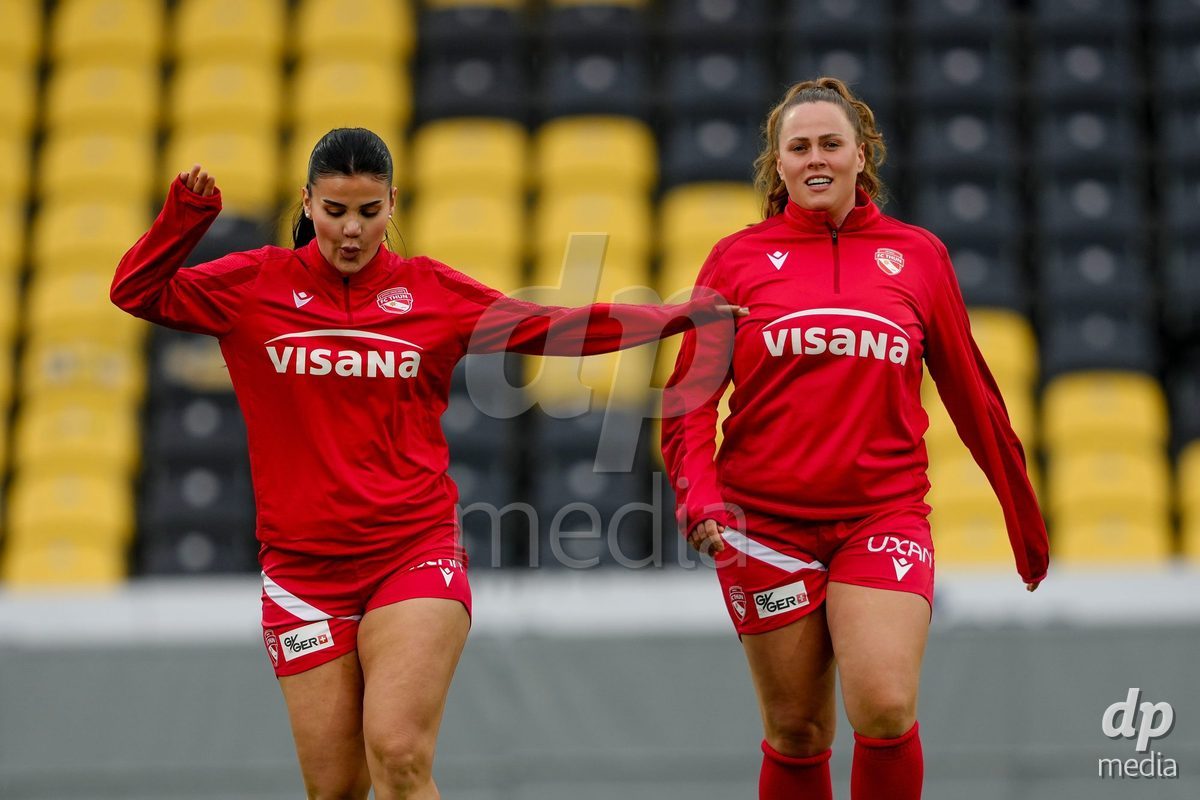 Schweiz: AXA Women's Super League 2025/26, BSC YB Frauen vs FC Thun - Stadion Wankdorf, Bern: Selina Ueltschi (11 Thun) und Alana Burkhart (22 Thun) beim aufwärmen