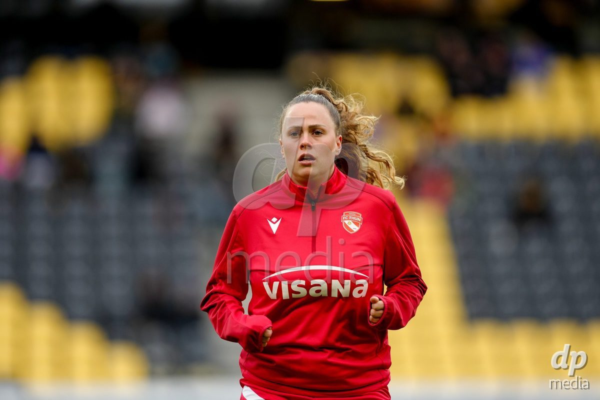 Schweiz: AXA Women's Super League 2025/26, BSC YB Frauen vs FC Thun - Stadion Wankdorf, Bern: Alana Burkhart (22 Thun) beim aufwärmen