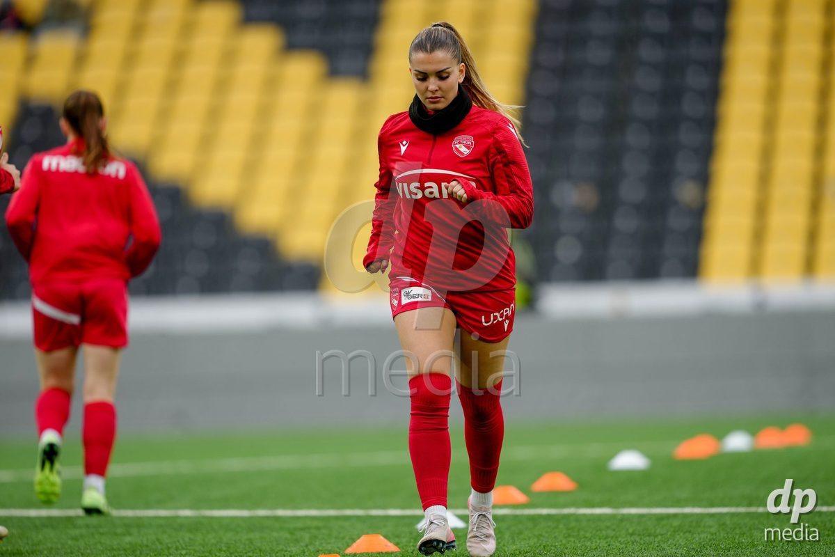Schweiz: AXA Women's Super League 2025/26, BSC YB Frauen vs FC Thun - Stadion Wankdorf, Bern: Michelle Kohler (27 Thun) beim aufwärmen