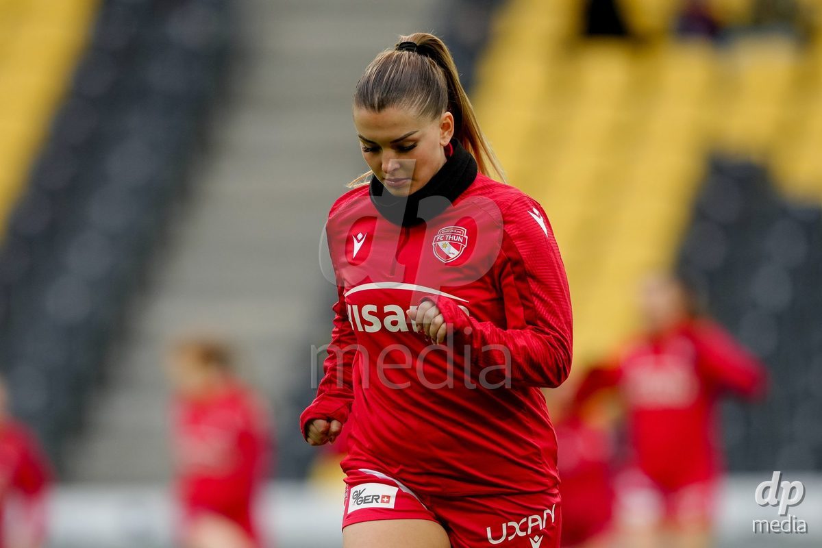 Schweiz: AXA Women's Super League 2025/26, BSC YB Frauen vs FC Thun - Stadion Wankdorf, Bern: Michelle Kohler (27 Thun) beim aufwärmen