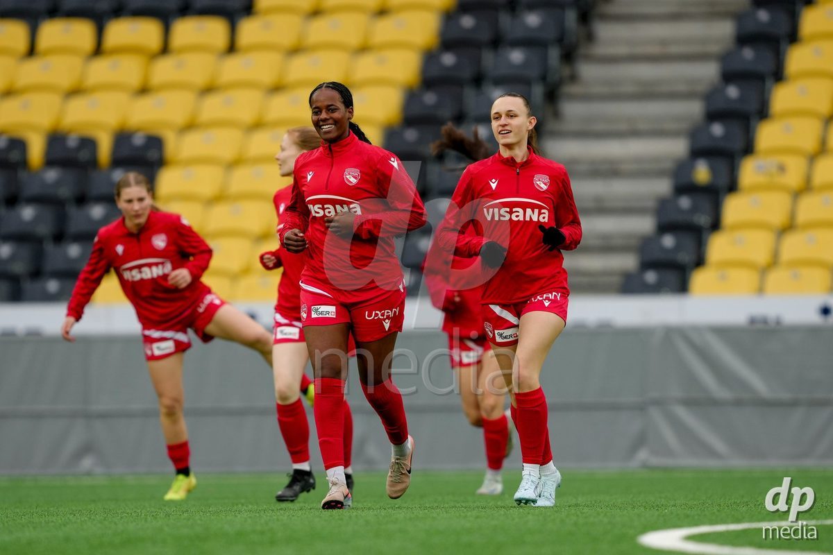 Schweiz: AXA Women's Super League 2025/26, BSC YB Frauen vs FC Thun - Stadion Wankdorf, Bern: Vanessa Wenger (20 Thun) und Celine Frey (26 Thun) beim aufwärmen