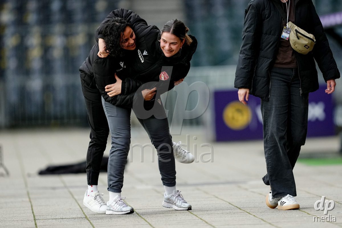 Schweiz: AXA Women's Super League 2025/26, BSC YB Frauen vs FC Thun - Stadion Wankdorf, Bern: Rani Müller (Thun) mit Nicole Tiller (Thun) als abwesende Spielerinnen