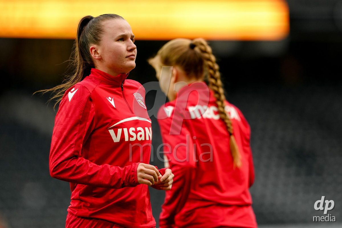 Schweiz: AXA Women's Super League 2025/26, BSC YB Frauen vs FC Thun - Stadion Wankdorf, Bern: Nina Schwendimann (2 Thun) beim aufwärmen