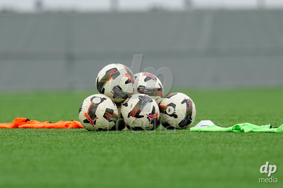 Schweiz: AXA Women's Super League 2025/26, BSC YB Frauen vs FC Thun - Stadion Wankdorf, Bern: Trainingsbälle