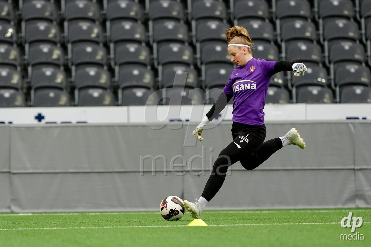 Schweiz: AXA Women's Super League 2025/26, BSC YB Frauen vs FC Thun - Stadion Wankdorf, Bern: Janine Teuscher (1 Thun) beim aufwärmen
