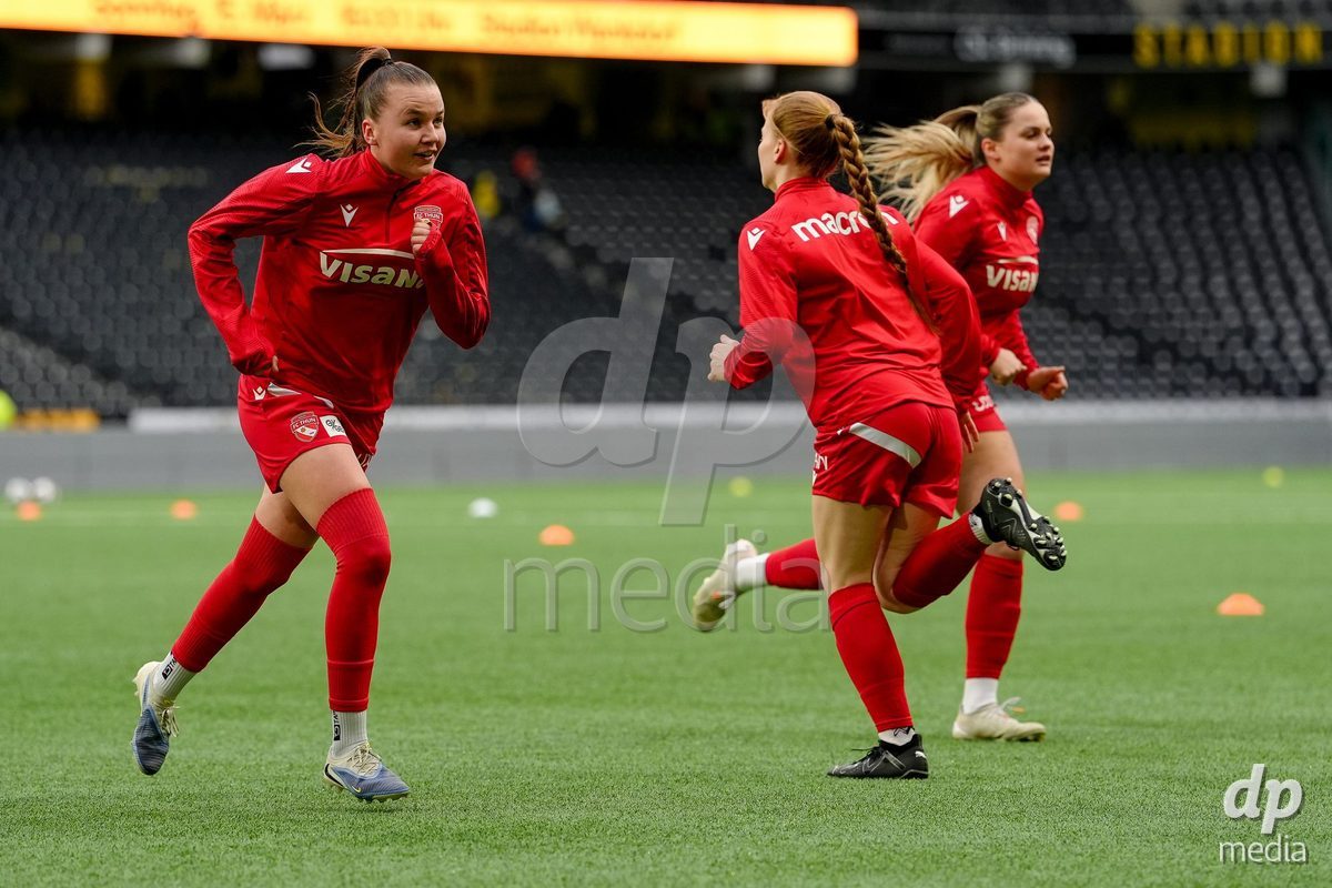 Schweiz: AXA Women's Super League 2025/26, BSC YB Frauen vs FC Thun - Stadion Wankdorf, Bern: Nina Schwendimann (2 Thun) beim aufwärmen