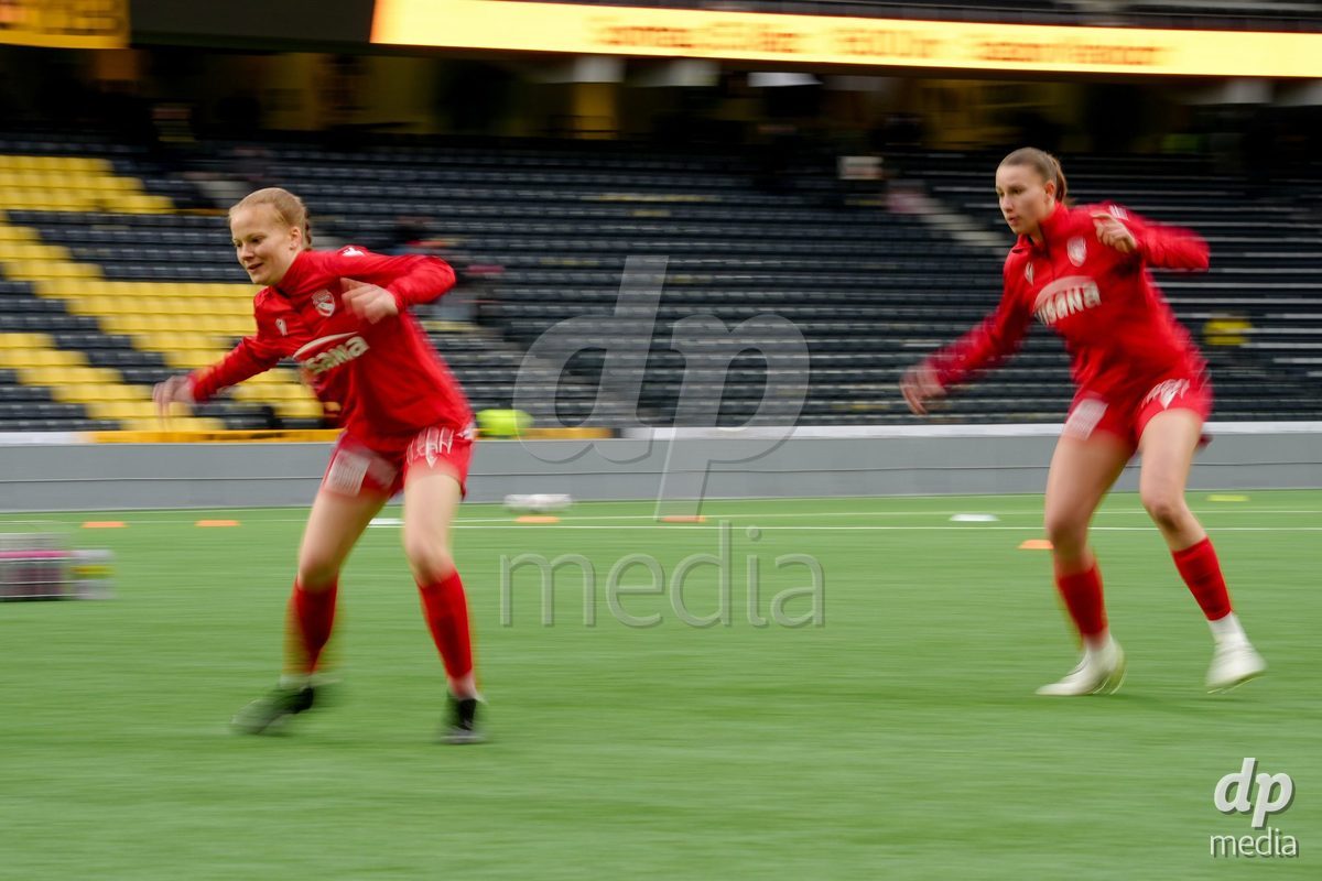 Schweiz: AXA Women's Super League 2025/26, BSC YB Frauen vs FC Thun - Stadion Wankdorf, Bern: Karen Martin (25 Thun) beim aufwärmen