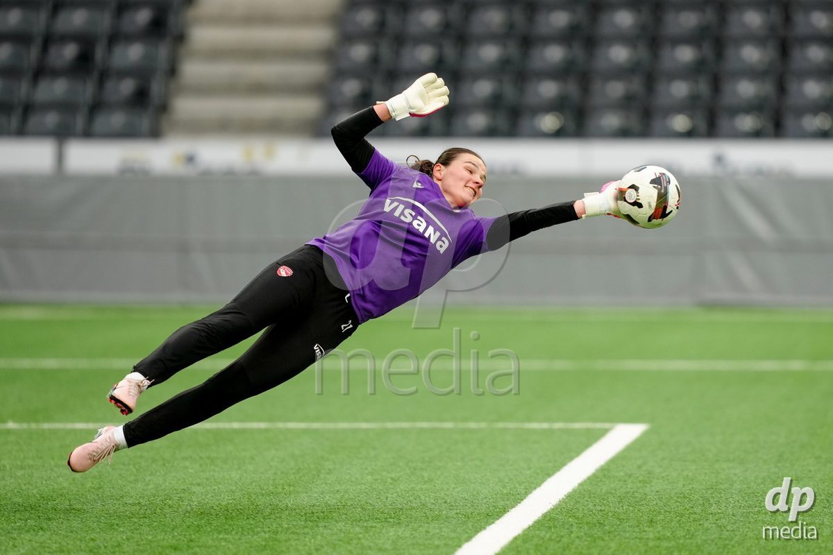 Schweiz: AXA Women's Super League 2025/26, BSC YB Frauen vs FC Thun - Stadion Wankdorf, Bern: Tamara Biedermann (21 Thun) beim aufwärmen