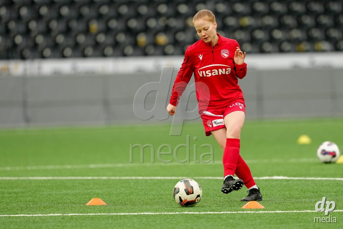 Schweiz: AXA Women's Super League 2025/26, BSC YB Frauen vs FC Thun - Stadion Wankdorf, Bern: Karen Martin (25 Thun) beim aufwärmen
