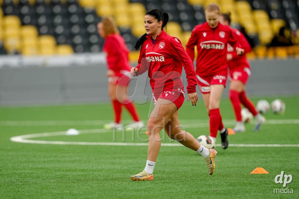 Schweiz: AXA Women's Super League 2025/26, BSC YB Frauen vs FC Thun - Stadion Wankdorf, Bern: Mimoza Hamidi (7 Thun) beim aufwärmen