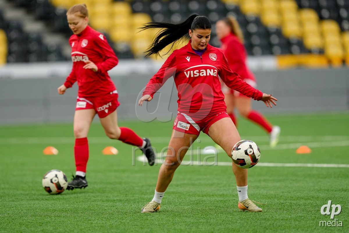 Schweiz: AXA Women's Super League 2025/26, BSC YB Frauen vs FC Thun - Stadion Wankdorf, Bern: Mimoza Hamidi (7 Thun) beim aufwärmen