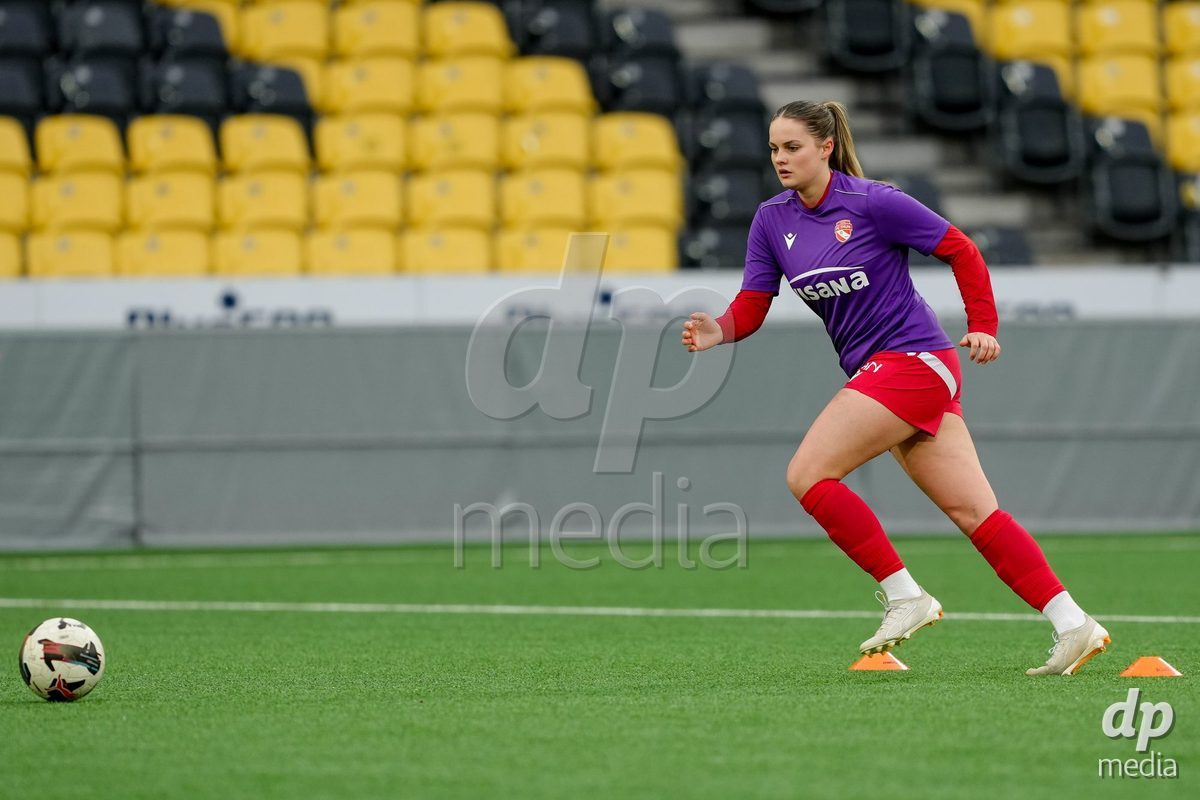 Schweiz: AXA Women's Super League 2025/26, BSC YB Frauen vs FC Thun - Stadion Wankdorf, Bern: Rilana Ueltschi (29 Thun) beim aufwärmen
