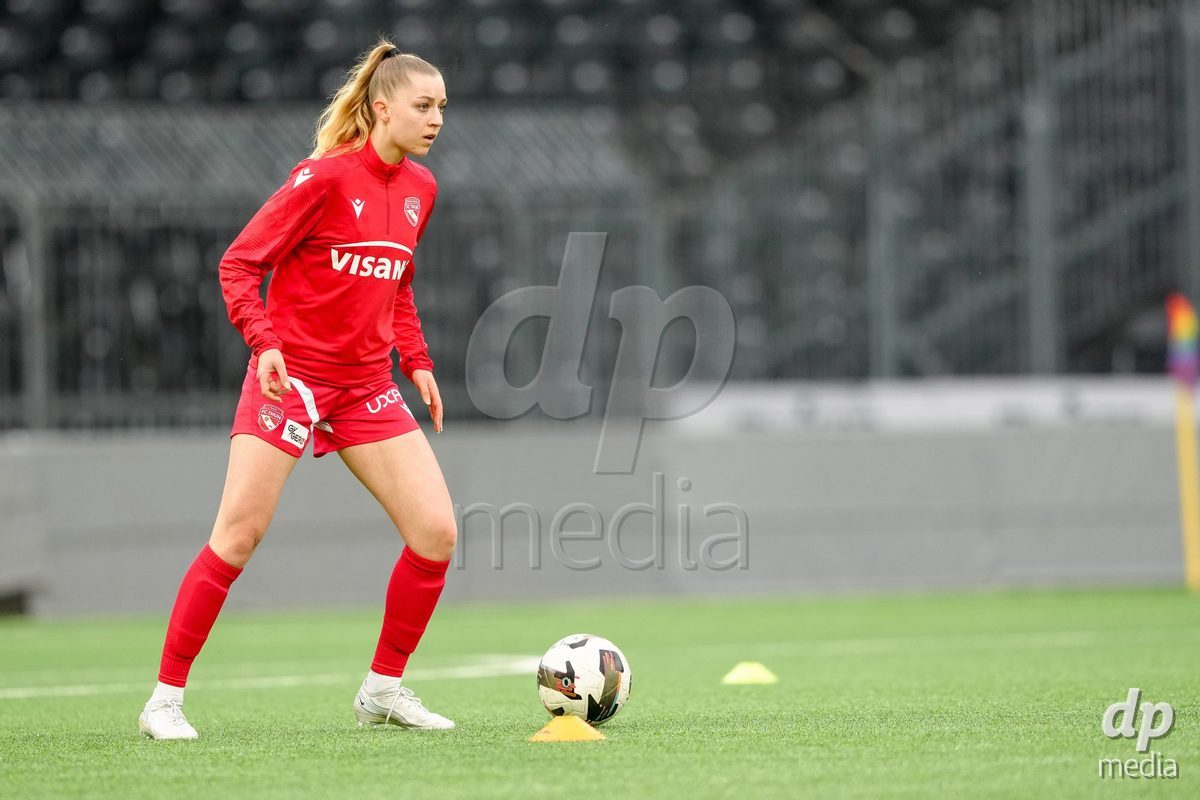 Schweiz: AXA Women's Super League 2025/26, BSC YB Frauen vs FC Thun - Stadion Wankdorf, Bern: Celine Schmid (34 Thun) beim aufwärmen