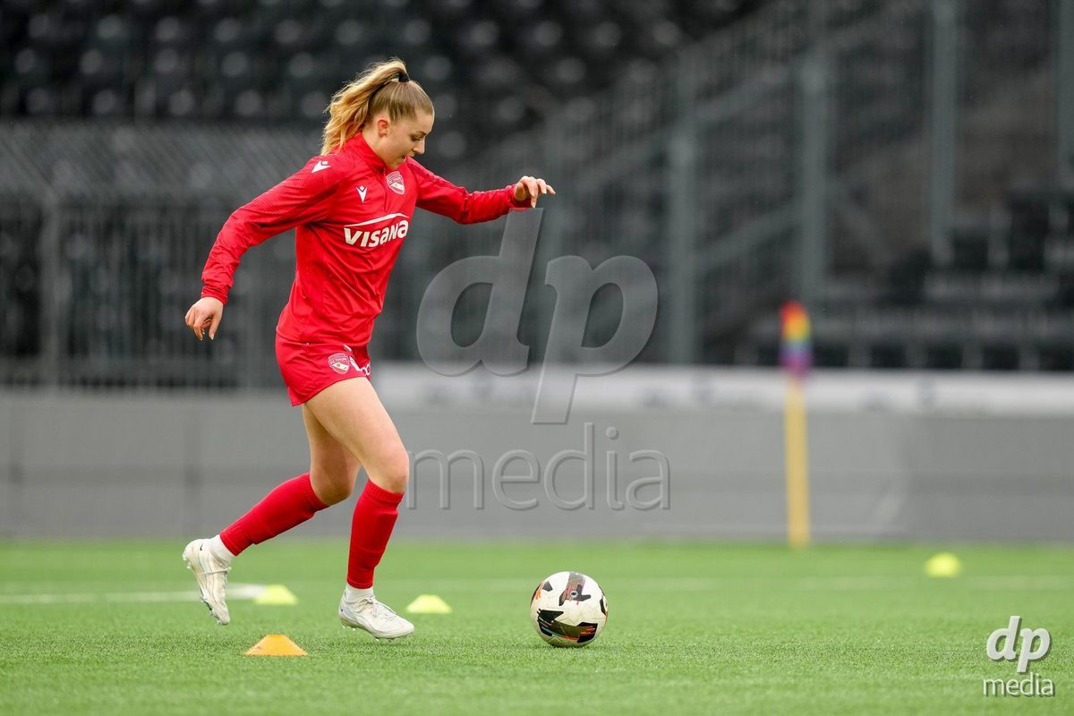 Schweiz: AXA Women's Super League 2025/26, BSC YB Frauen vs FC Thun - Stadion Wankdorf, Bern: Celine Schmid (34 Thun) beim aufwärmen