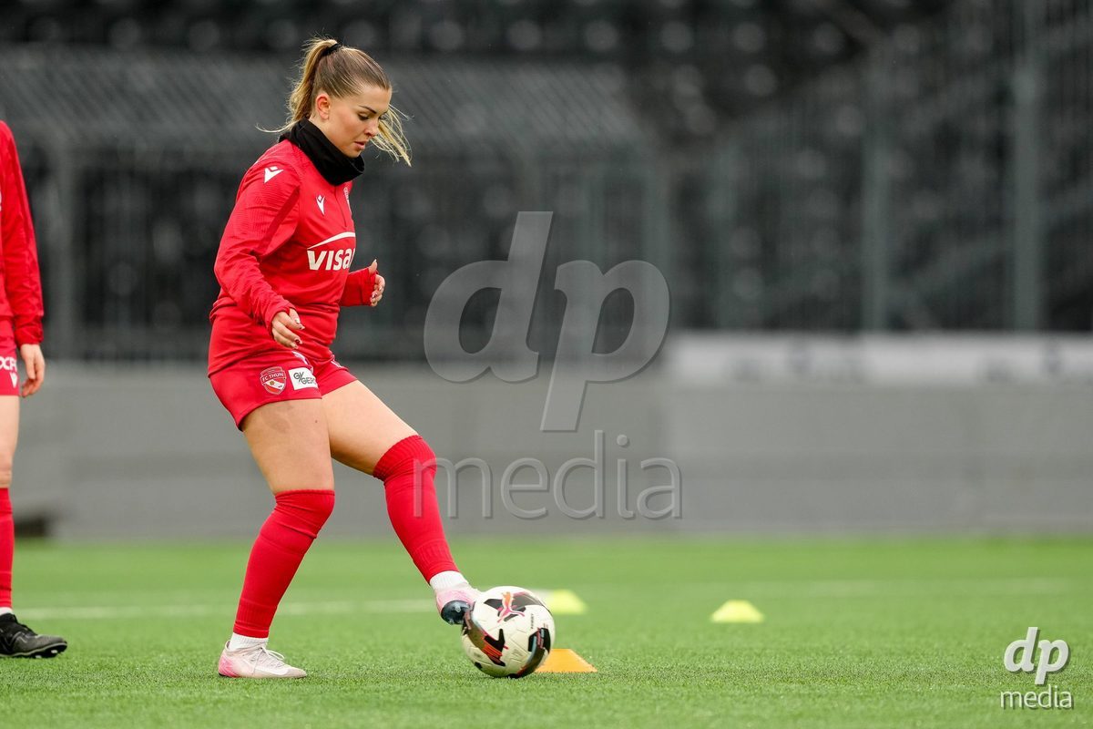 Schweiz: AXA Women's Super League 2025/26, BSC YB Frauen vs FC Thun - Stadion Wankdorf, Bern: Michelle Kohler (27 Thun) beim aufwärmen