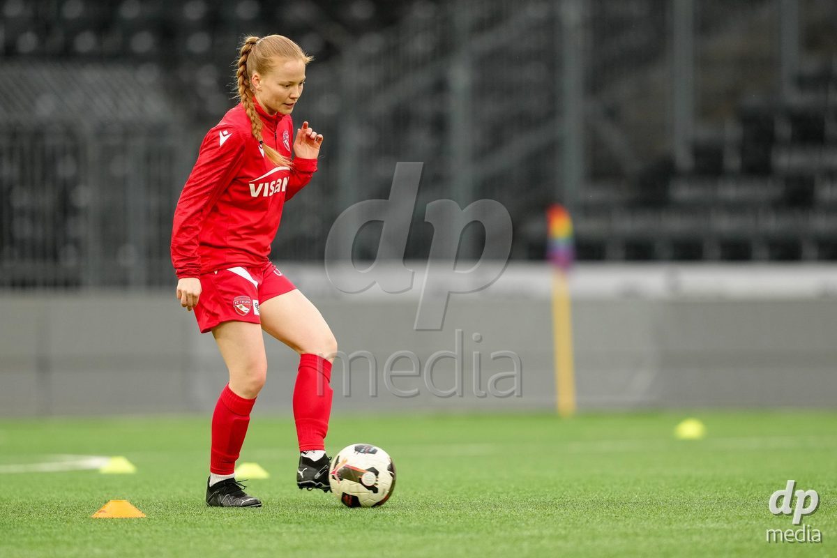 Schweiz: AXA Women's Super League 2025/26, BSC YB Frauen vs FC Thun - Stadion Wankdorf, Bern: Karen Martin (25 Thun) beim aufwärmen