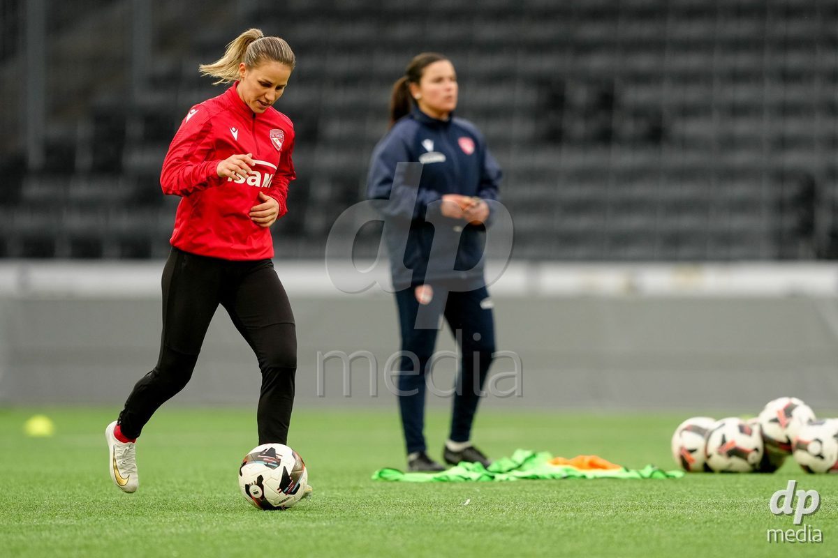 Schweiz: AXA Women's Super League 2025/26, BSC YB Frauen vs FC Thun - Stadion Wankdorf, Bern: Simona Rumyanova Stefanova (8 Thun) beim aufwärmen