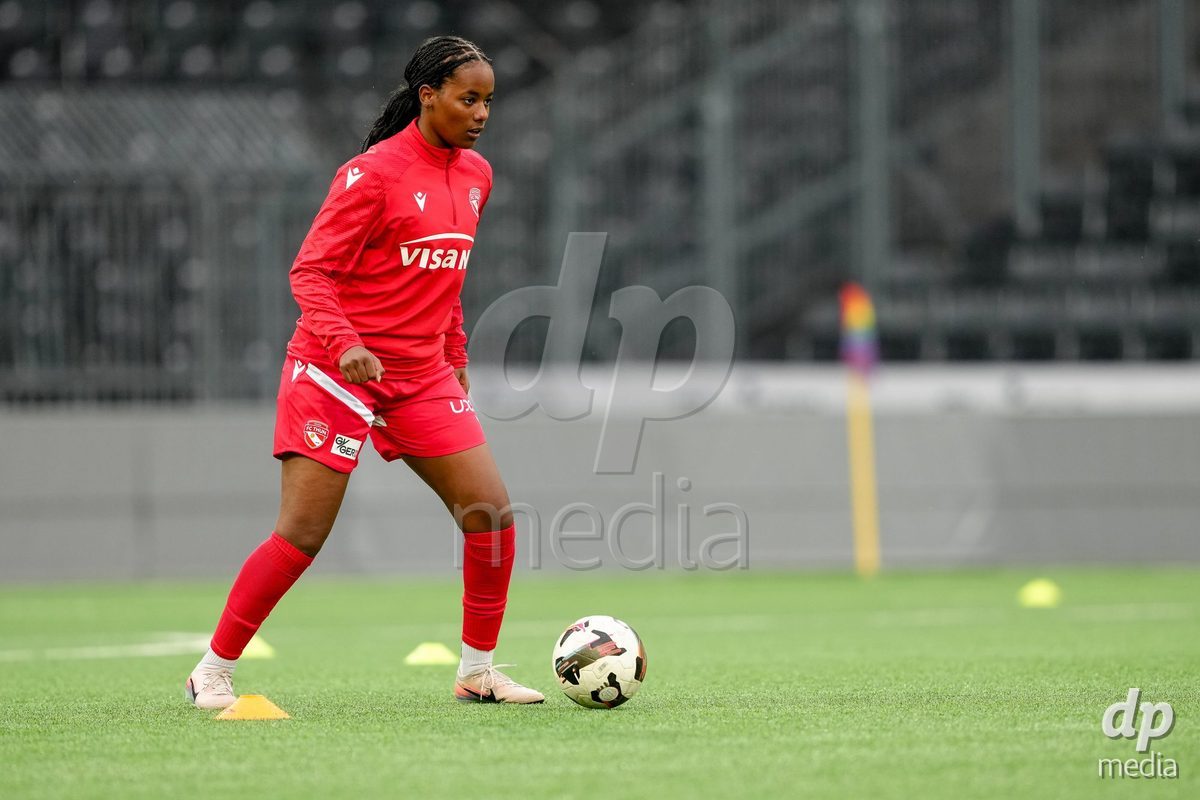 Schweiz: AXA Women's Super League 2025/26, BSC YB Frauen vs FC Thun - Stadion Wankdorf, Bern: Vanessa Wenger (20 Thun) beim aufwärmen