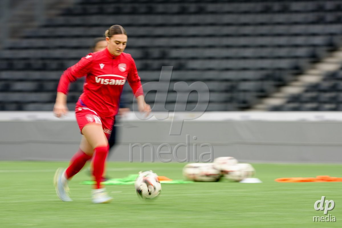 Schweiz: AXA Women's Super League 2025/26, BSC YB Frauen vs FC Thun - Stadion Wankdorf, Bern: Jael Jost (77 Thun) beim aufwärmen