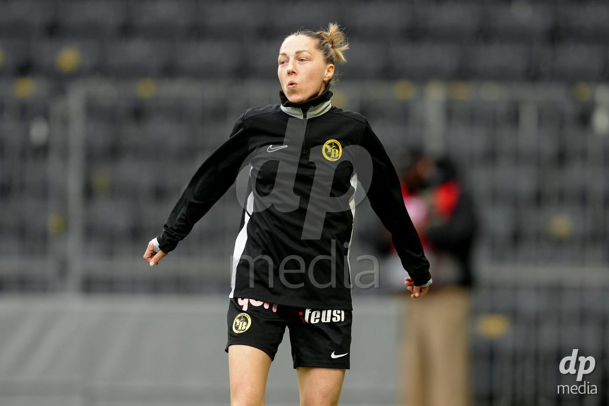 Schweiz: AXA Women's Super League 2025/26, BSC YB Frauen vs FC Thun - Stadion Wankdorf, Bern: Lisa Josten (24 YB Frauen) beim AufwaÌrmen