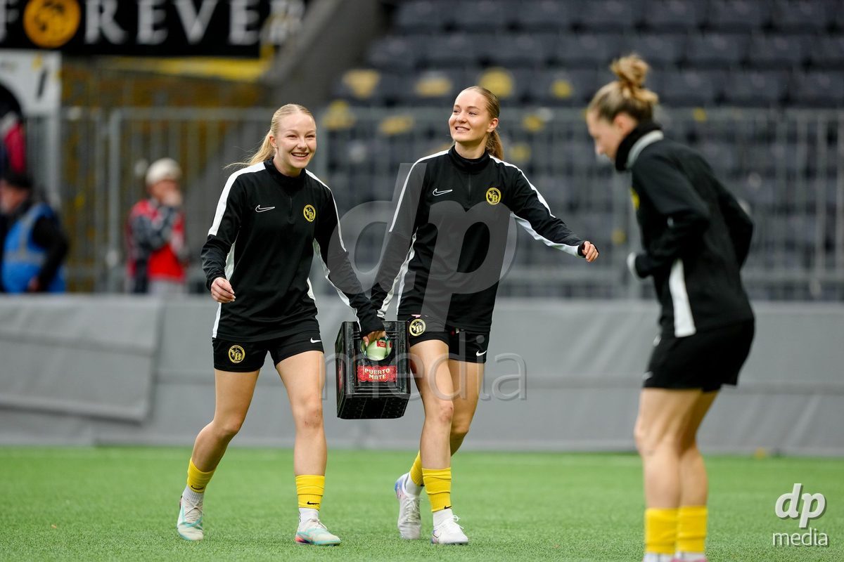 Schweiz: AXA Women's Super League 2025/26, BSC YB Frauen vs FC Thun - Stadion Wankdorf, Bern: Leane Fontaine (33 YB Frauen) und Smilla Reinauer (21 YB Frauen) vor dem Spiel