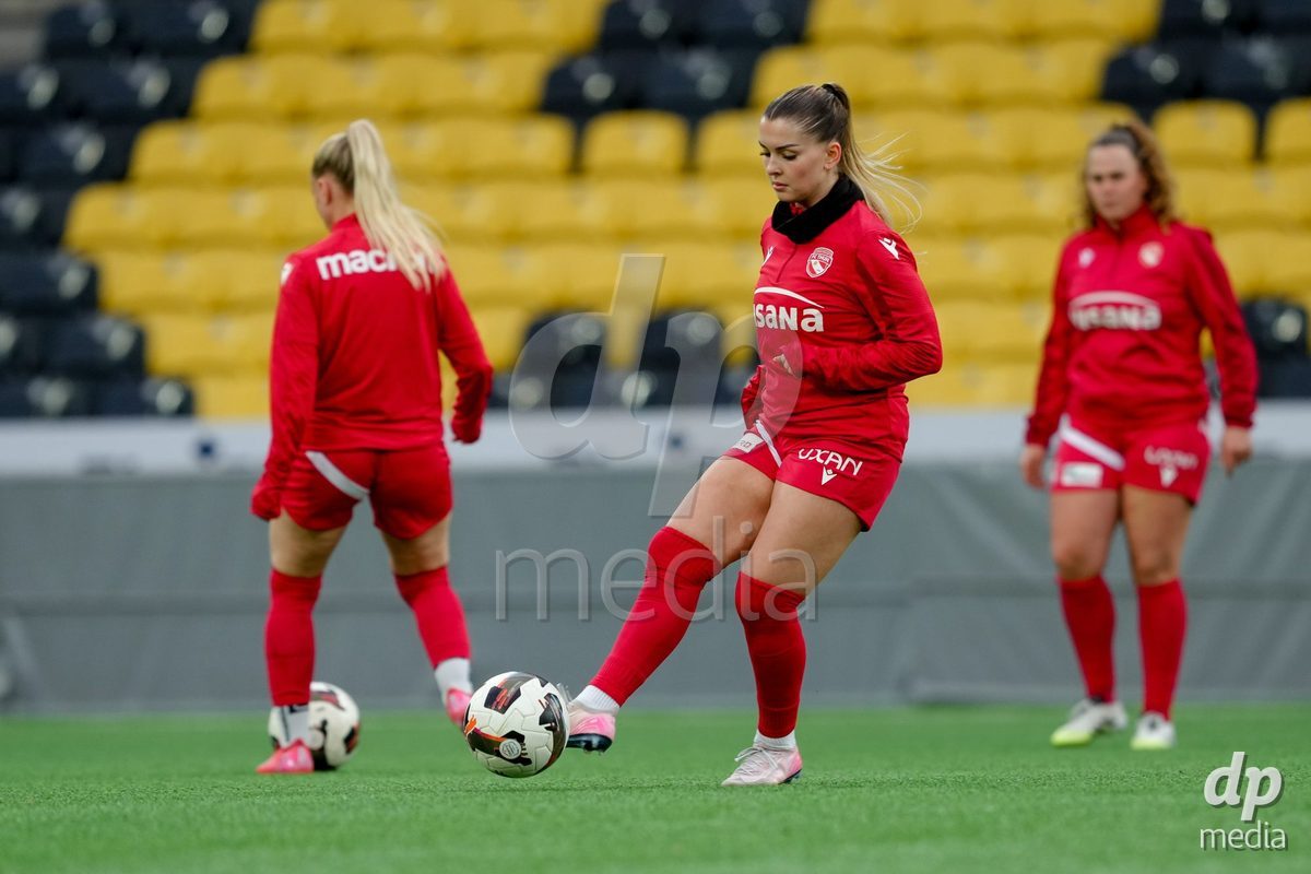 Schweiz: AXA Women's Super League 2025/26, BSC YB Frauen vs FC Thun - Stadion Wankdorf, Bern: Michelle Kohler (27 Thun) beim Aufwärmen