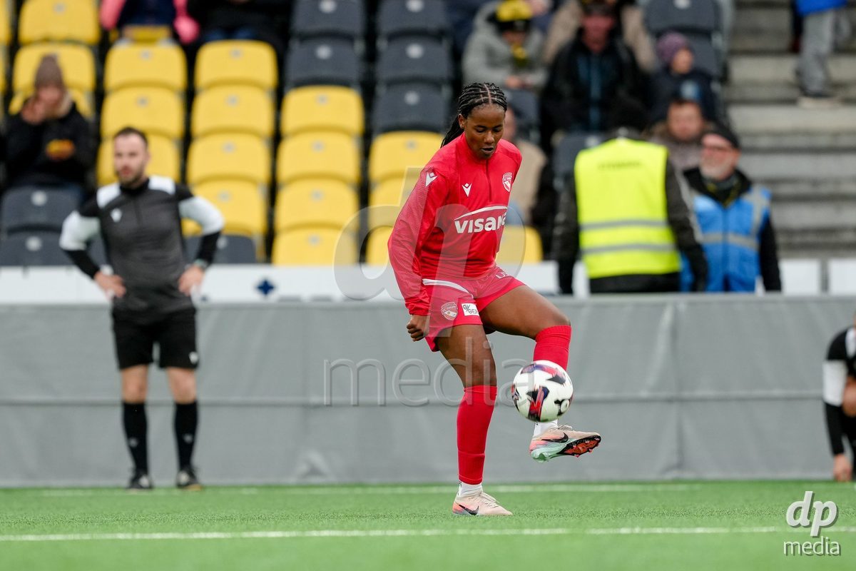 Schweiz: AXA Women's Super League 2025/26, BSC YB Frauen vs FC Thun - Stadion Wankdorf, Bern: Vanessa Wenger (20 Thun) beim Aufwärmen