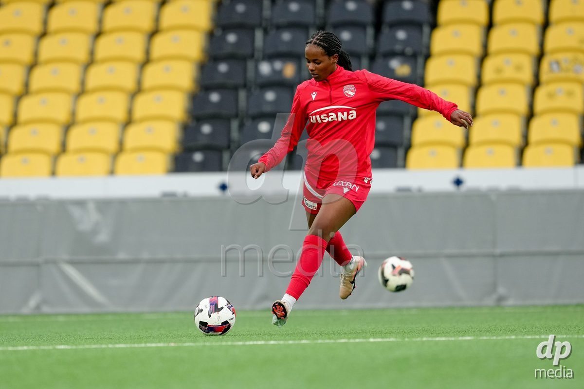 Schweiz: AXA Women's Super League 2025/26, BSC YB Frauen vs FC Thun - Stadion Wankdorf, Bern: Vanessa Wenger (20 Thun) beim Aufwärmen