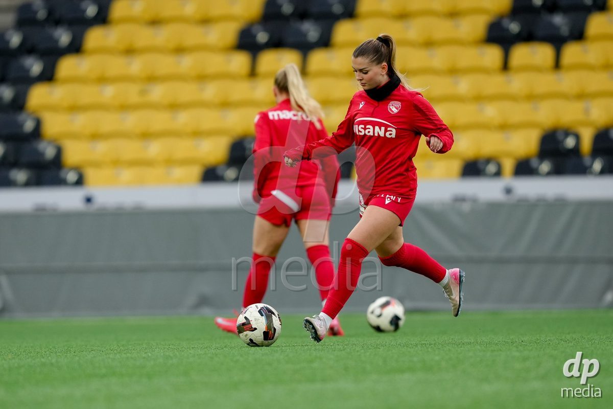 Schweiz: AXA Women's Super League 2025/26, BSC YB Frauen vs FC Thun - Stadion Wankdorf, Bern: Michelle Kohler (27 Thun) beim Aufwärmen