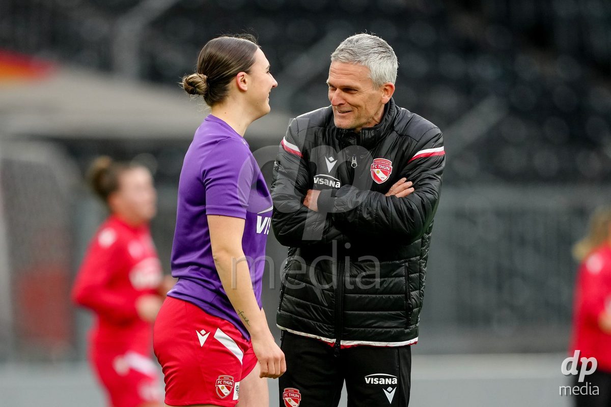 Schweiz: AXA Women's Super League 2025/26, BSC YB Frauen vs FC Thun - Stadion Wankdorf, Bern: Jael Jost (77 Thun) mit Cheftrainer Emil Inauen (Thun) beim Aufwärmen