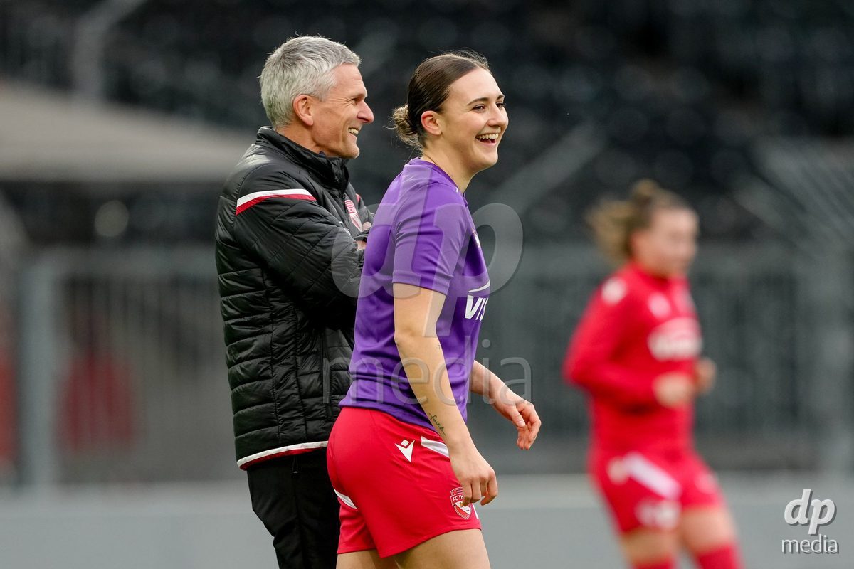 Schweiz: AXA Women's Super League 2025/26, BSC YB Frauen vs FC Thun - Stadion Wankdorf, Bern: Jael Jost (77 Thun) mit Cheftrainer Emil Inauen (Thun) beim Aufwärmen