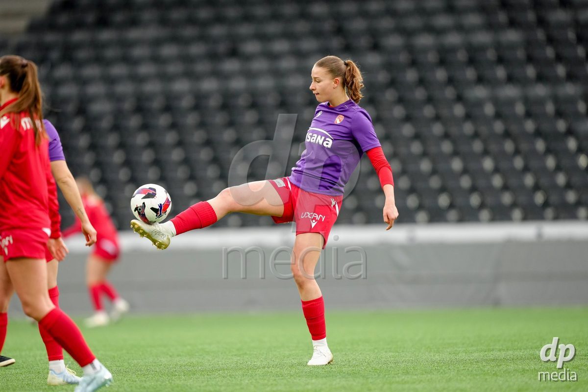 Schweiz: AXA Women's Super League 2025/26, BSC YB Frauen vs FC Thun - Stadion Wankdorf, Bern: Celine Frey (26 Thun) beim Aufwärmen