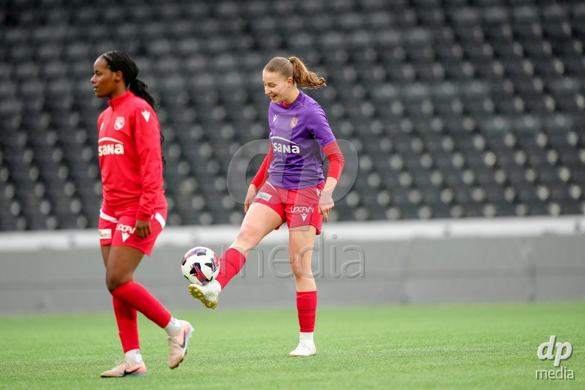Schweiz: AXA Women's Super League 2025/26, BSC YB Frauen vs FC Thun - Stadion Wankdorf, Bern: Celine Frey (26 Thun) beim Aufwärmen