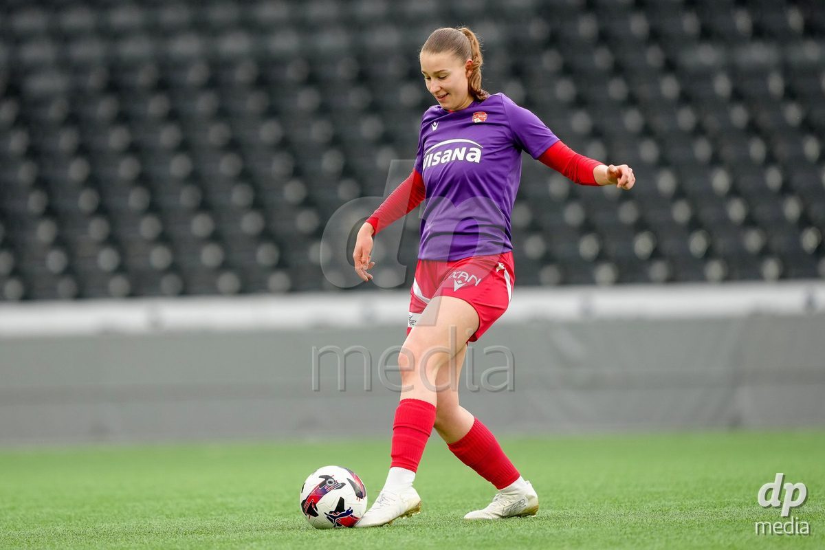 Schweiz: AXA Women's Super League 2025/26, BSC YB Frauen vs FC Thun - Stadion Wankdorf, Bern: Celine Frey (26 Thun) beim Aufwärmen