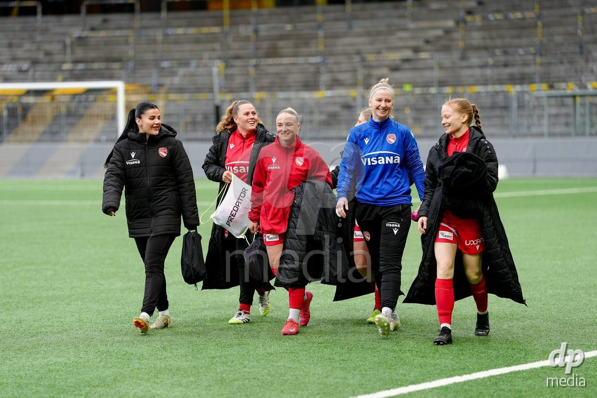Schweiz: AXA Women's Super League 2025/26, BSC YB Frauen vs FC Thun - Stadion Wankdorf, Bern: Mimoza Hamidi (7 Thun), Shenia Schmid (61 Thun), Karen Martin (25 Thun), Janine Teuscher (1 Thun), Alana Burkhart (22 Thun) und Lara Colpi (17 Thun) vor dem Spiel