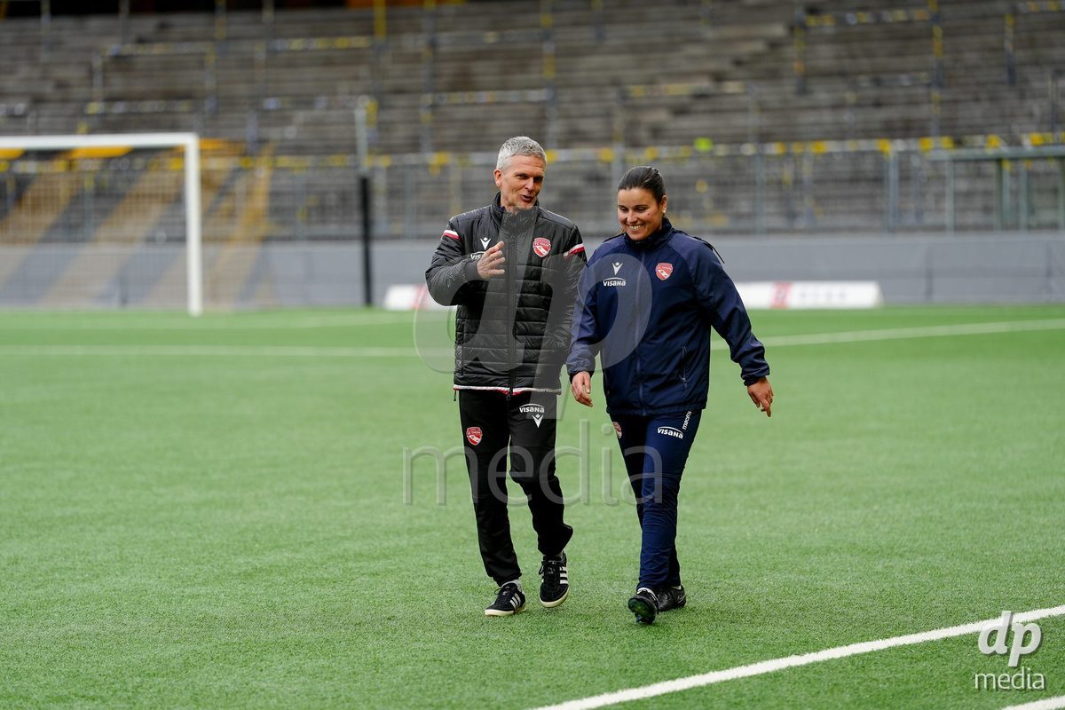 Schweiz: AXA Women's Super League 2025/26, BSC YB Frauen vs FC Thun - Stadion Wankdorf, Bern: Cheftrainer Emil Inauen (Thun) und Assistenztrainerin Monica Mendes vor dem Spiel