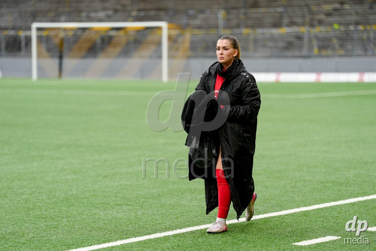 Schweiz: AXA Women's Super League 2025/26, BSC YB Frauen vs FC Thun - Stadion Wankdorf, Bern: Michelle Kohler (27 Thun) vor dem Spiel
