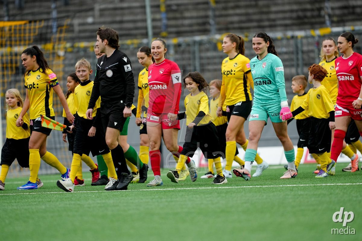 Schweiz: AXA Women's Super League 2025/26, BSC YB Frauen vs FC Thun - Stadion Wankdorf, Bern: Alisha Heiniger (6 Thun) und Tamara Biedermann (21 Thun) beim Einlauf mit den Kindern