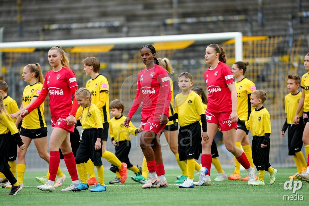 Schweiz: AXA Women's Super League 2025/26, BSC YB Frauen vs FC Thun - Stadion Wankdorf, Bern: Celine Schmid (34 Thun), Vanessa Wenger (20 Thun) und Celine Frey (26 Thun) beim Einlaufen mit den Kindern