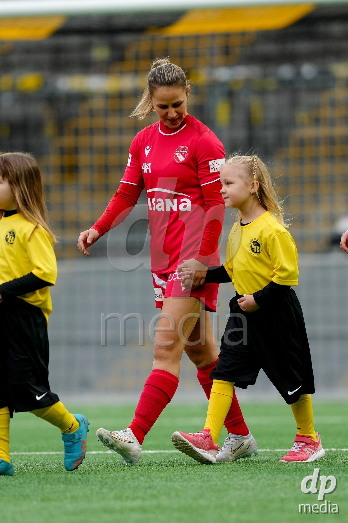 Schweiz: AXA Women's Super League 2025/26, BSC YB Frauen vs FC Thun - Stadion Wankdorf, Bern: Simona Rumyanova Stefanova (8 Thun) beim Einlaufen mit den Kindern