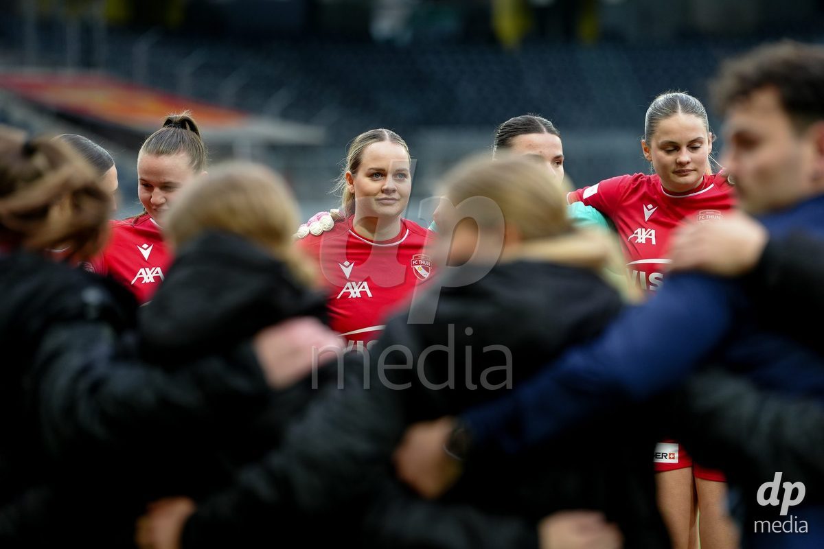 Schweiz: AXA Women's Super League 2025/26, BSC YB Frauen vs FC Thun - Stadion Wankdorf, Bern: Rilana Ueltschi (29 Thun) vor dem Spiel mit dem Team